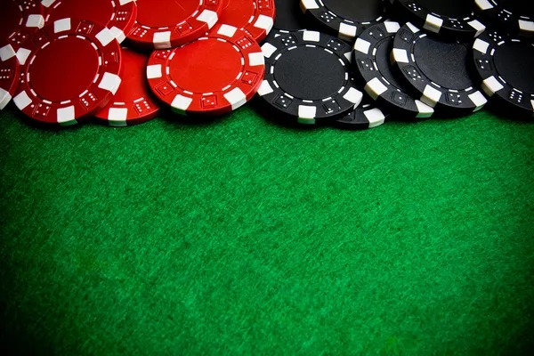 Roulette wheel spinning with result highlight on onbola live table
